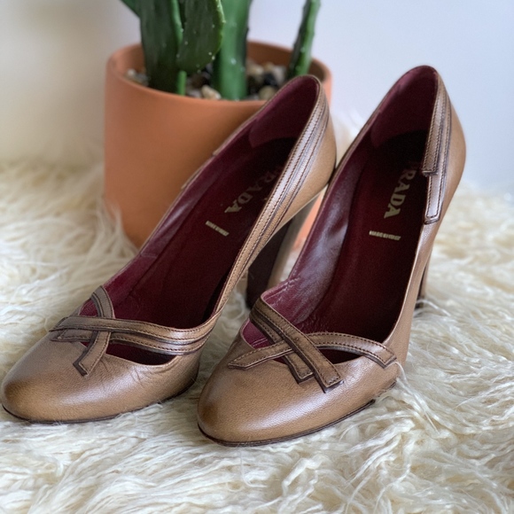 Vintage Prada Pump in Antiqued Tan Leather - Picture 3 of 8